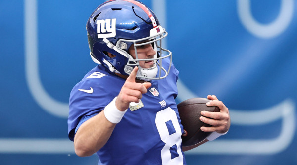 Daniel Jones sí tendrá actividad por los Nueva York Giants, este domingo.