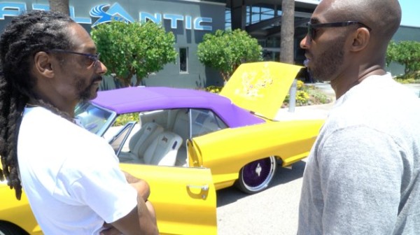 Kobe Bryant y Snoop Dogg junto al automóvil.