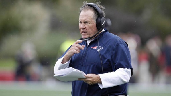 Bill Belichick no descarta llevar a otro quarterback a los Patriots