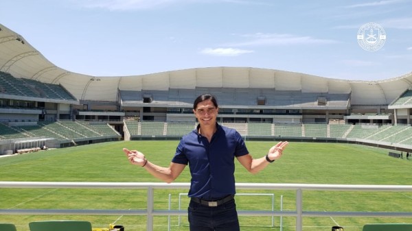 Paco Palencia recorre el nuevo estadio de futbol de Mazatlán