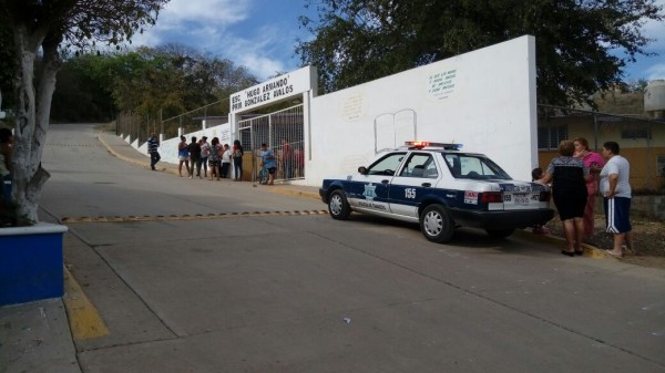 Fallan los frenos y arrolla a cuatro menores y tres mujeres afuera de primaria