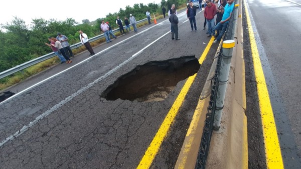 Se abre socavón en kilómetro 86+200 de la autopista Mazatlán-Culiacán