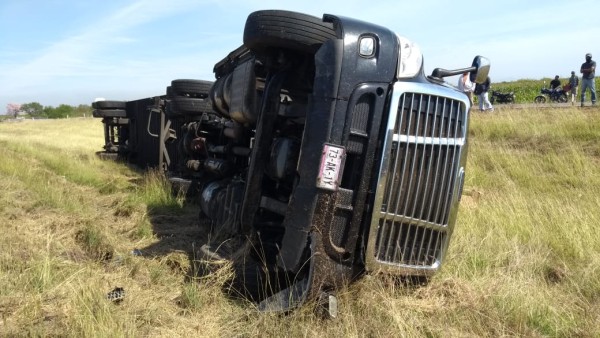 Dos tráileres vuelcan tras evitar chocar contra otros vehículos en la Autopista Mazatlán-Culiacán