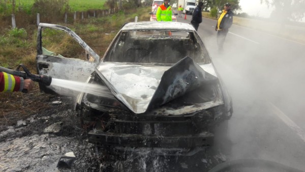 Automóvil se incendia en la autopista Mazatlán-Culiacán, frente a Elota