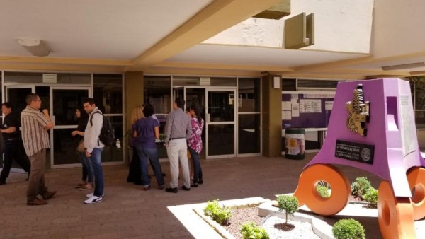 Toman trabajadores del Tec de Culiacán oficinas del director de la institución; exigen su destitución