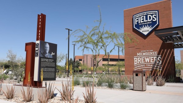 Cerveceros de Milwaukee abren sus instalaciones en Phoenix