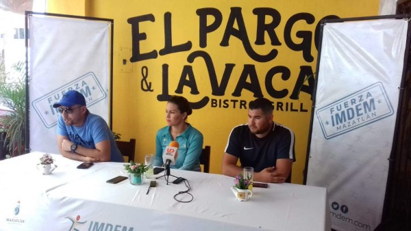 Humberto Hernández, Fabiola Verde y Christian Rodríguez Talamantes encabezan la rueda de prensa.