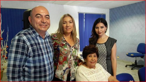 Irma Garmendia Bazúa -sentada-, con el síndico municipal de Eldorado, Efraín Rojo, y otras personalidades.