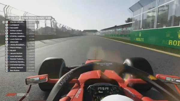 Charles Leclerc gana en su debut en la F1 virtual