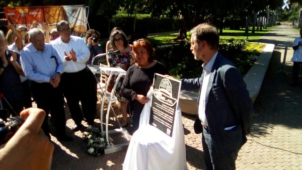 Develan placa en honor a Javier Valdez en Jardín Botánico de Culiacán