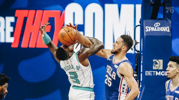 Embiid logra doble-doble en triunfo de 76ers sobre Hornets