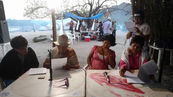 Antonio Coronado junto a integrantes de la Fundación Cultural Navachiste, A.C., da la bienvenida a los participantes del encuentro.