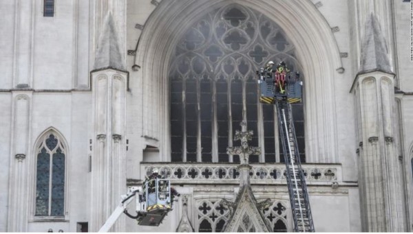 El incendio de la Catedral de Nantes recuerda al de la Catedral de Notre Dame de París, víctima en abril de 2019 de las llamas. Foto: Tomada de cnnespanol.cnn.com