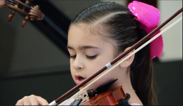 Carmina Torres, violinista de 5 años, interpretó Estrellita.