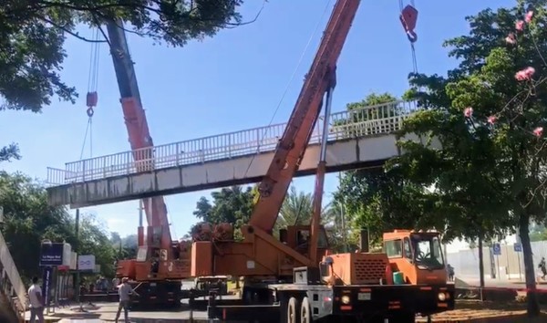 Retira Ayuntamiento puente 'antipeatonal' ubicado frente al ISSSTE