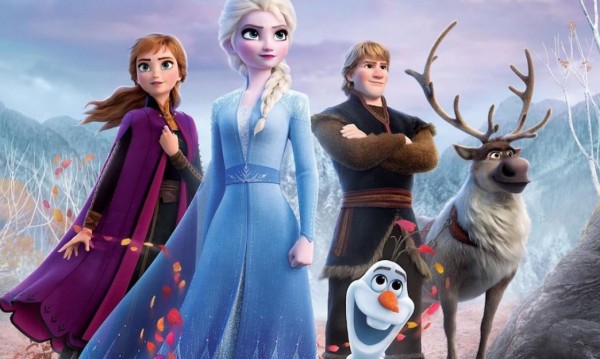 Elsa, acompañada por Anna, Kristoff, Olaf y Sven viaja para descubrir de dónde surgen sus increíbles poderes.