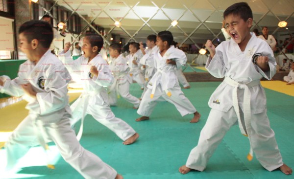 Muestran avances cerca de 300 taekwondoínes en su Examen de AsCenso de Grado