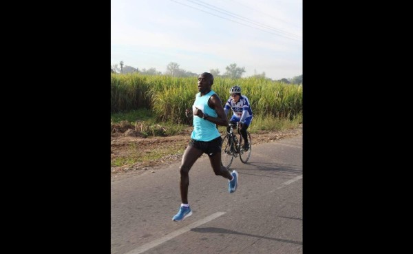 Keniatas tienen abrumadora victoria en la media maratón de Quilá