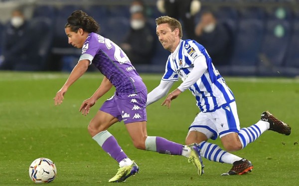 Diego Lainez volvió a tener actividad con el Real Betis como titular.