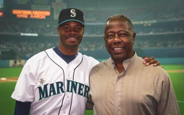 Hank Aaron, junto a otra leyenda, Ken Griffey Jr.