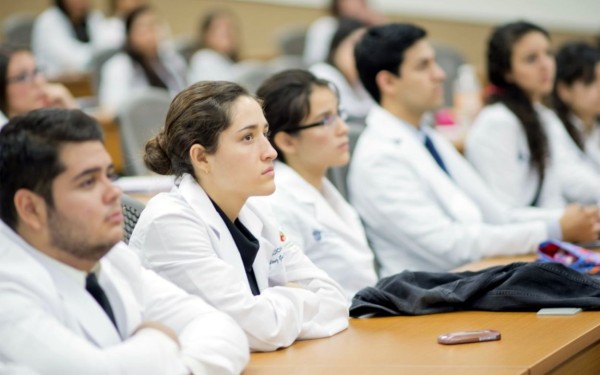 Estudiantes de medicina denuncian que los obligarán a volver a hospitales en plena fase 3 de la pandemia