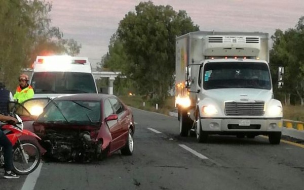 Accidente en la Autopista Mazatlán-Culiacán deja dos personas lesionadas