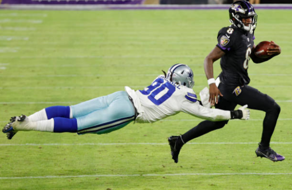 Ravens atropellan a Cowboys para volver a la carrera por playoffs