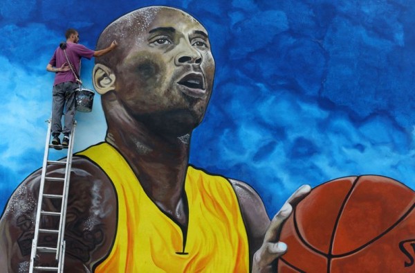 Honran a Kobe Bryant en Bosnia con mural gigante en pared de colegio