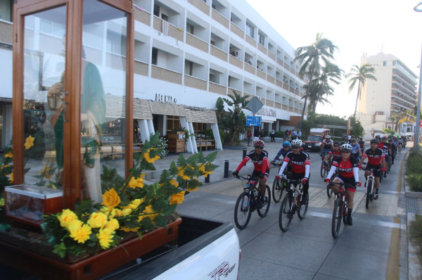 Guiados por San Judas Tadeo, los ciclistas hacen su peregrinación por el Malecón.