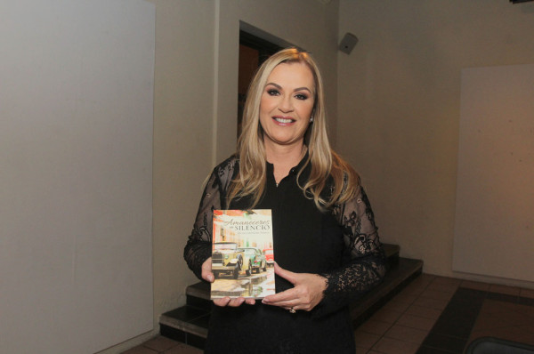 Nicole Leónides Ferrán con su libro, “Amaneceres en silencio”.