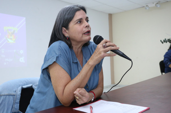 Ana Belén López habló sobre escritoras a estudiantes de preparatoria de la UAS.