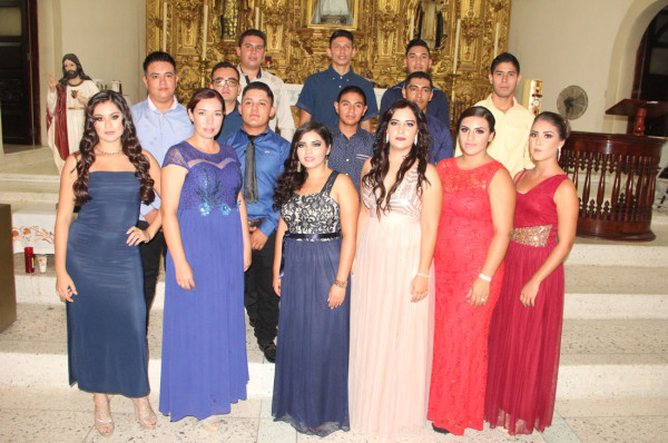 Los egresados de la carrera Técnico Superior Universitario en Fruticultura, de Agronomía extensión Rosario de la UAS, con la maestra Anshaira Aguilar.