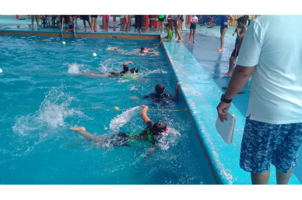 Realizan muestra alumnos de la Escuela Municipal de Natación, en Rosario