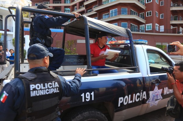 Detienen a tres vendedores en la Glorieta Sánchez Taboada, en Mazatlán