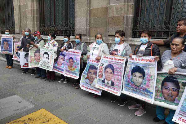 Familiares de los 43 normalistas de Ayotzinapa desaparecidos en Palacio Nacional.