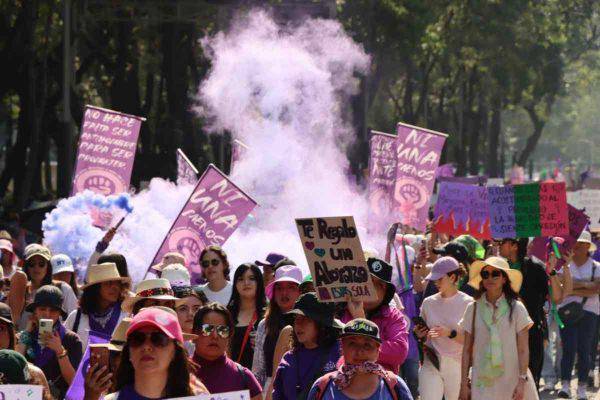 Miles de mujeres participan en la marcha del 8M en la CDMX.