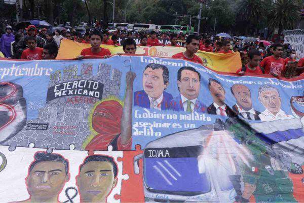 ‘¡Ayotzinapa vive, la lucha sigue!’: marchan por los 10 años de la desaparición de los 43 normalistas