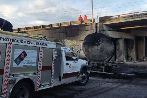 Explosión de pipa con combustóleo en el Periférico Ecológico de Cholula, Puebla dejó un muerto