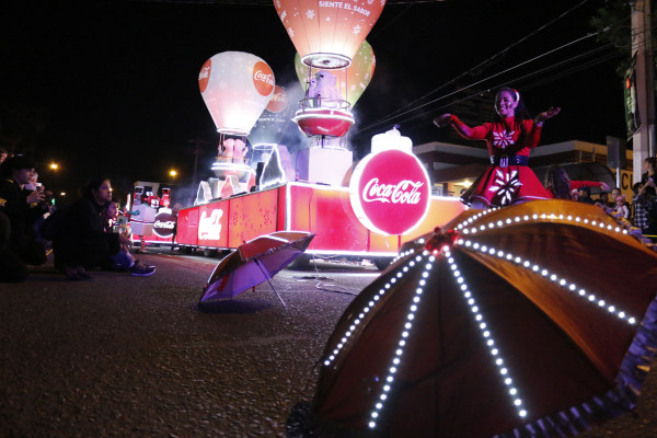 Los culiacanenses viven la Navidad con la Caravana Coca Cola