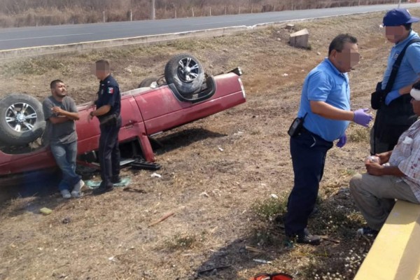 El lesionado de la volcadura fue atendido por paramédicos de la Cruz Roja.