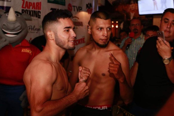 Jesús “Veneno” Aréchiga (izq.) espera que su rival cumpla para su combate de hoy.