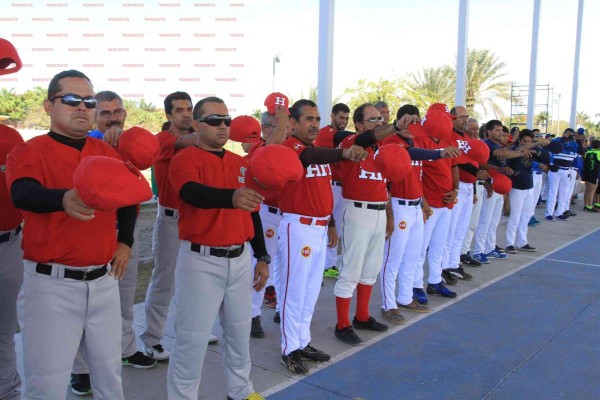 Los jugadores rinden la protesta deportiva.