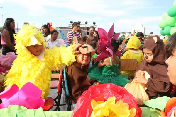 Desfilan para celebrar el inicio de la primavera