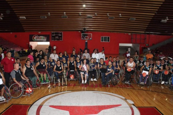 Los participantes finales del Campeonato Estatal de la Liga de Segunda Fuerza de Basquetbol sobre Silla de Ruedas.