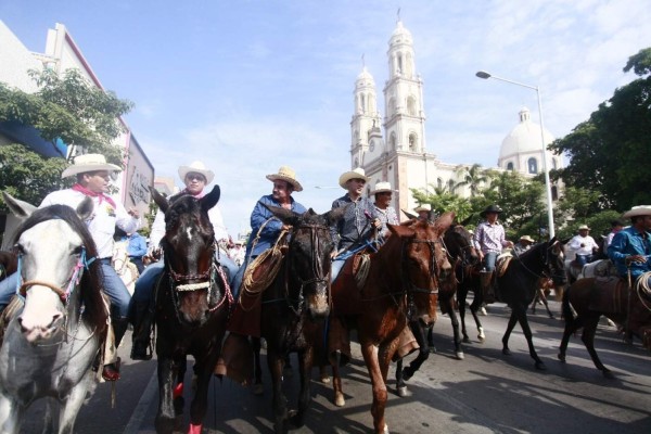 En Culiacán reviven la tradición de andar a caballo con cabalgata