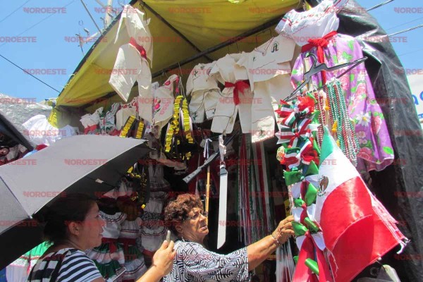 Banderas, vestidos típicos de la fecha y decenas de productos patrios se observan en diversas partes de Mazatlán.