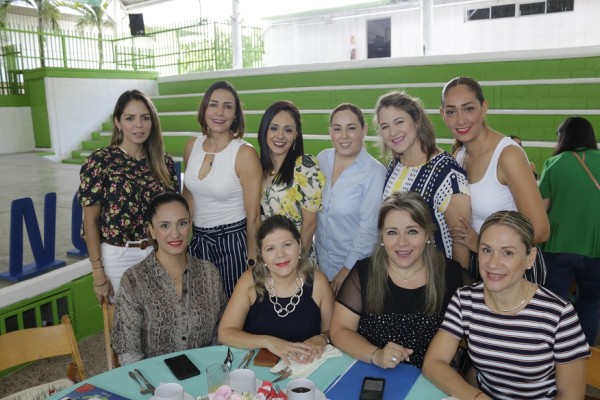 Las integrantes de la Sociedad de Padres de Familia disfrutaron una alegre mañana.