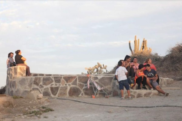 Presume Mazatlán faro 'natural'... en un cerro deforestado