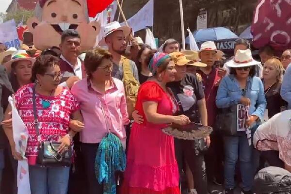 $!La Alcaldesa Clara Brugada encabeza caminata de apoyo a AMLO.