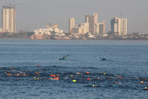 La trigésima sexta edición de la Travesía Anual de Natación tuvo gran participación.